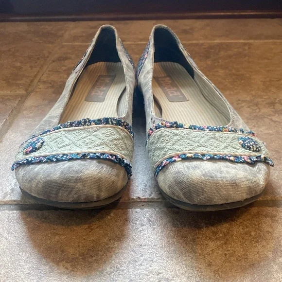 MUDD Bundle. Women's Cream and Gray Flats - Picture 7 of 16
